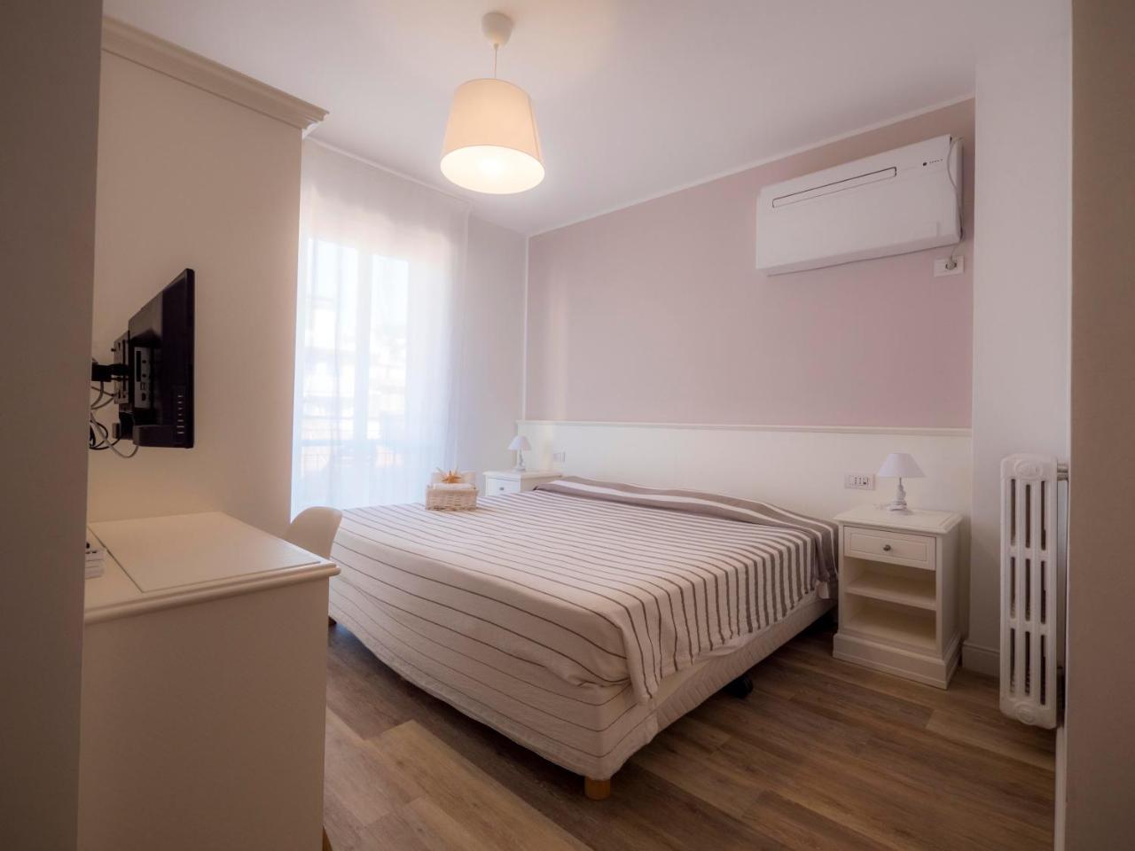 Hotel Continental Пьетра-Лигуре Экстерьер фото
